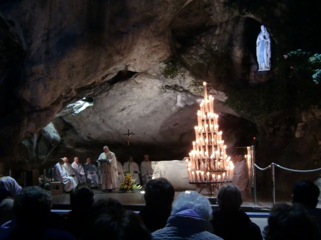 Eucharistie à la grotte